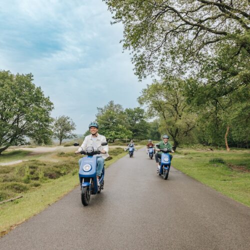 3.Scooter-rijden-Natures-Gift-veluwe-actief-uitje-in-de-natuur-groen-sportief-vrienden-belevenis-electrisch
