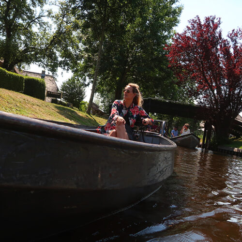 Giethoorn-fluisterboot-doen-kado-uitje-cadeau-geven-belevenis3
